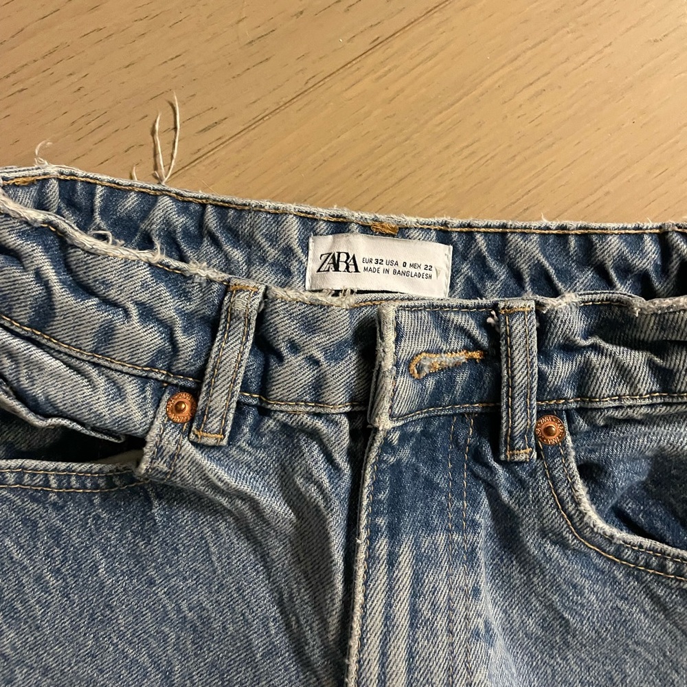 Zara straight leg light wash denim jeans Size 0